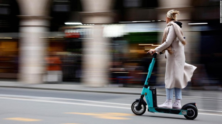 電動スクーターに乗る女性＝４月１日、パリ/Sarah Meyssonnier/Reuters