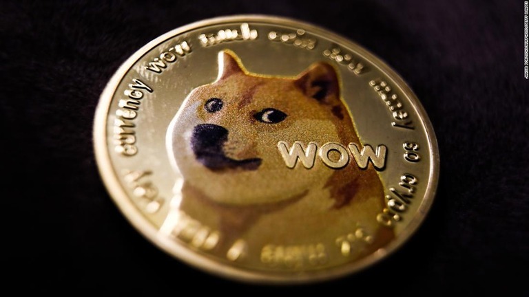 ポーランドで撮影されたドージコインの写真＝２２年１月６日/Jakub Porzycki/NurPhoto/Getty Images