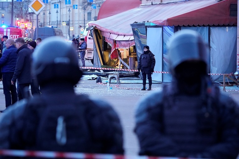 爆発現場に出動する警察＝２日、サンクトペテルブルク/AP