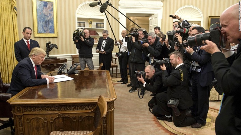 トランプ前大統領の罪状認否をめぐり、複数の報道機関が要請していた法廷内のカメラ取材について、認められないとの判断が下された/Kevin Dietsch/Pool via Bloomberg