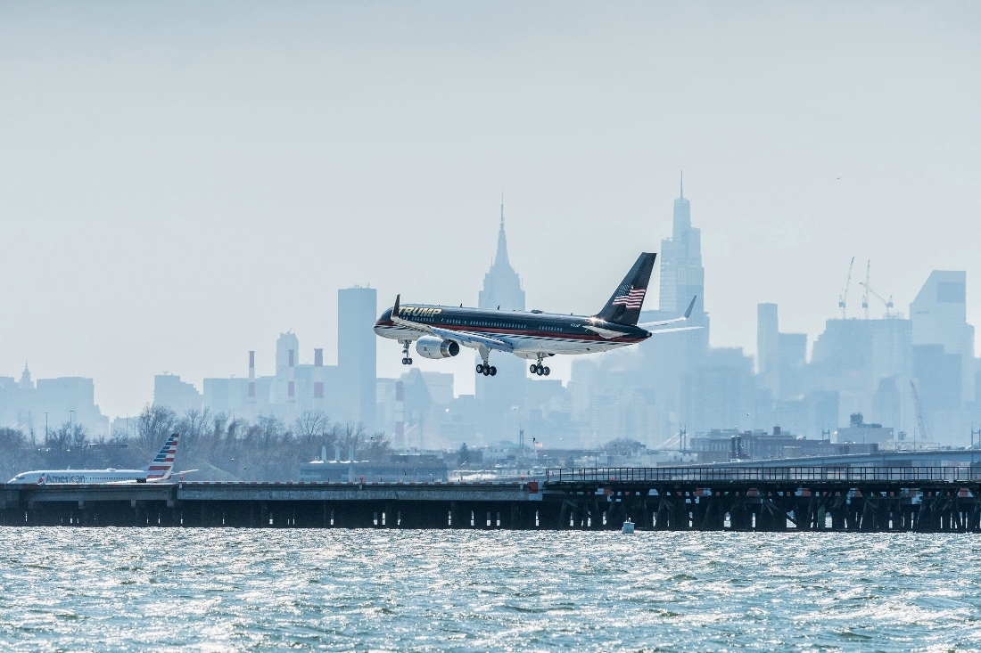 トランプ氏の旅客機がニューヨークのラガーディア空港に到着＝３日/Timothy Fadek for CNN
