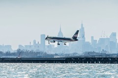 トランプ氏の旅客機がニューヨークのラガーディア空港に到着＝３日