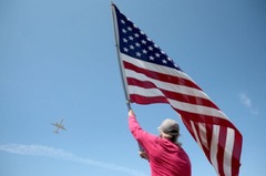トランプ氏を乗せた旅客機がパームビーチ国際空港を離陸。国旗を振る人の姿も＝３日