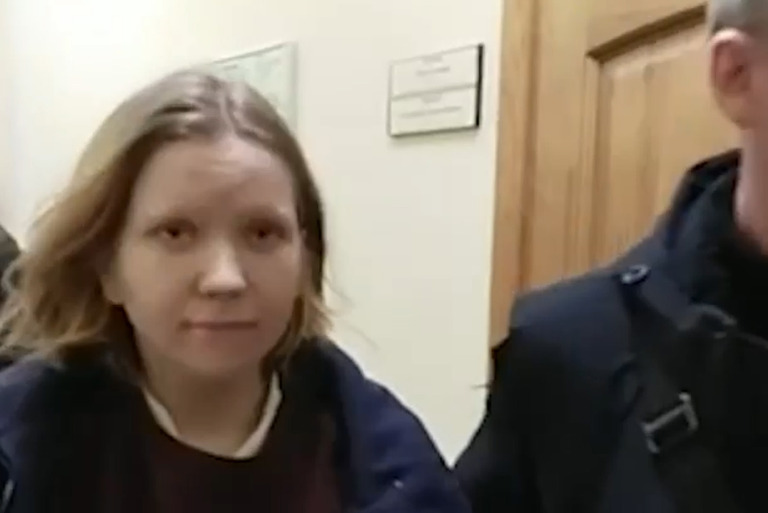 当局者に連れられ、ロシア連邦捜査委員会の建物内を歩くダリヤ・トレポワ容疑者/Russian Investigative Committee/AP