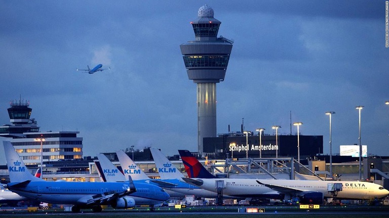 オランダのスキポール空港が環境対策の一環として、自家用ジェットの発着禁止を提案している/Hollandse Hoogte/Shutterstock