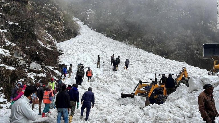 雪崩の発生区域にかけつけた救助隊＝４日/Indian Ministry of Defence/Reuters