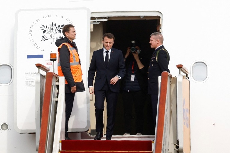 北京に到着したフランスのマクロン大統領＝５日/Gonzalo Fuentes/Reuters