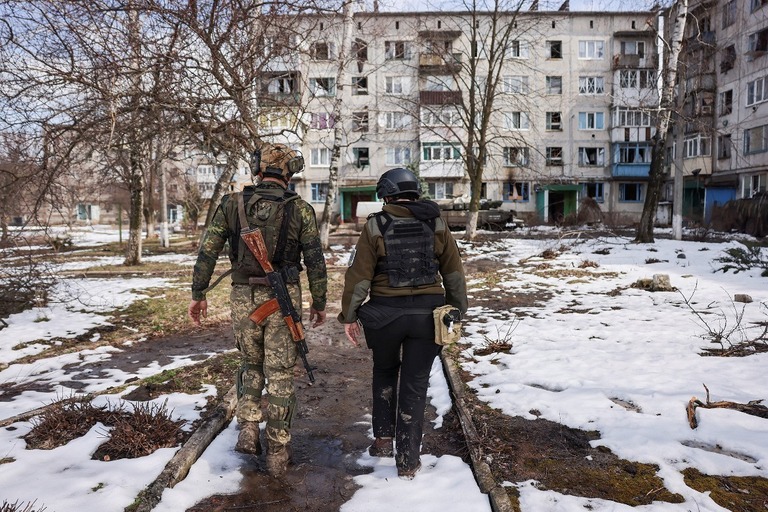 チャシブヤールにとどまる民間人に対し避難するよう説得に向かうウクライナ軍の兵士ら/Violeta Santos/Reuters