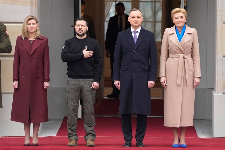 ウクライナのゼレンスキー大統領（左から２人目）がポーランドを公式訪問した＝５日、ポーランド・ワルシャワ/Czarek Sokolowski/AP