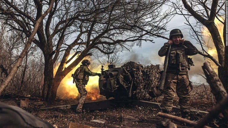 バフムートに向かって大砲を発射するウクライナ兵＝３月２１日/Diego Herrera Carcedo/Anadolu Agency/Getty Images