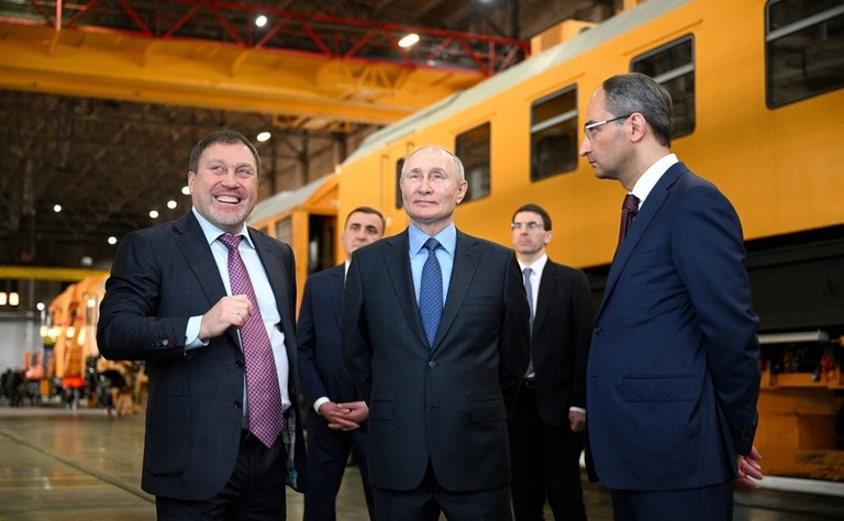 鉄道関連の工場を視察するロシアのプーチン大統領（中央）/Kremlin Press Office/Anadolu Agency/Getty Images