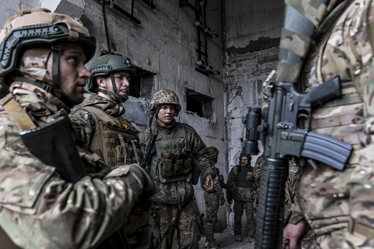 ウクライナ東部ドネツク州での訓練に参加する同国軍兵士ら/Diego Herrera Carcedo/Anadolu Agency/Getty Images