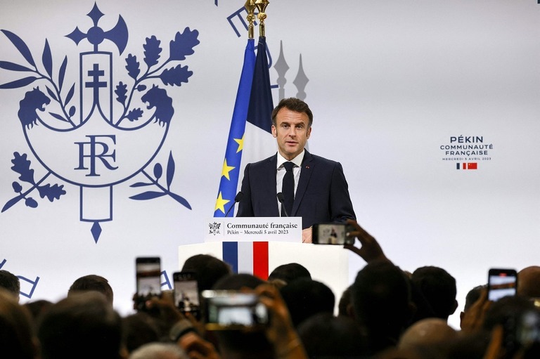 中国にあるフランス人コミュニティーとの会合で発言するマクロン大統領/Ludovic Marin/AFP/Getty Images
