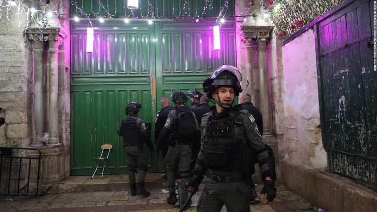 「アルアクサ・モスク」に入るイスラエル警察の警官＝４日、エルサレム/Mostafa Alkharouf/Anadolu Agency/Getty Images