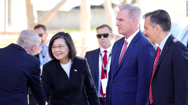 台湾の蔡総統（左から２番目）とマッカーシー米下院議長（右から２番目）/David Swanson/Reuters