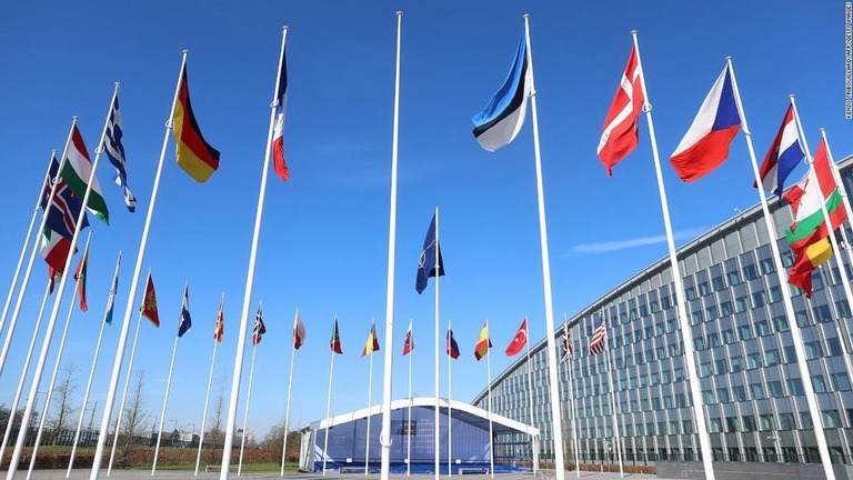 フィンランドがＮＡＴＯに加盟し、中心の支柱は同国の国旗掲揚を待つ＝４日、ブリュッセルのＮＡＴＯ本部/Kenzo Tribouillard/AFP/Getty Images