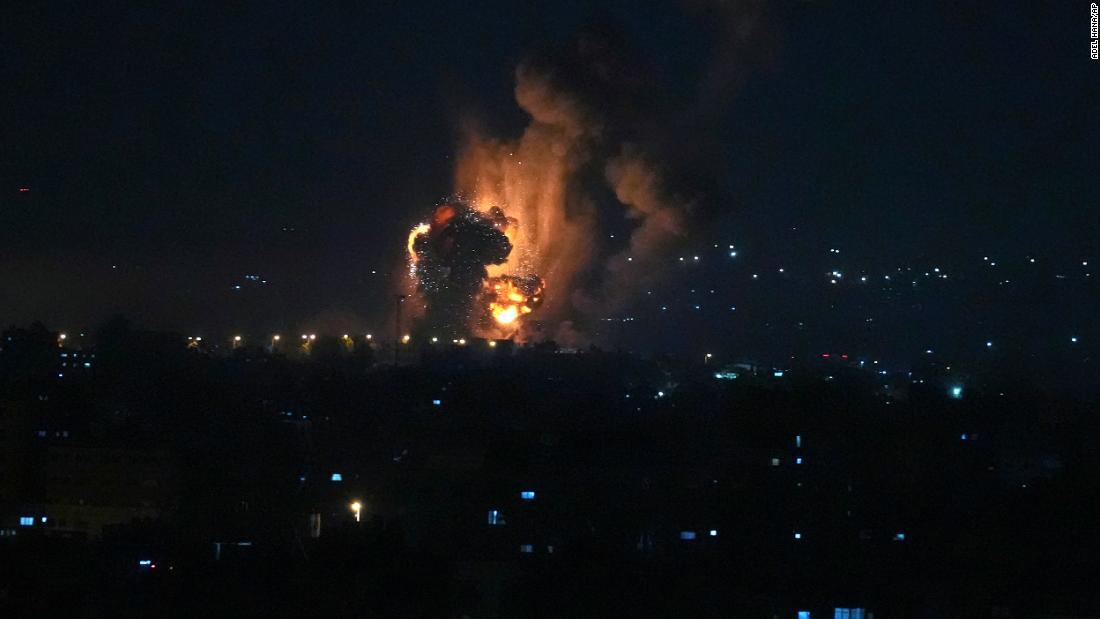 イスラエルからの攻撃により火災が発生した＝７日早朝、区をパレスチナ自治区ガザ地区/Adel Hana/AP