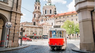 チェコ・プラハの赤い路面電車