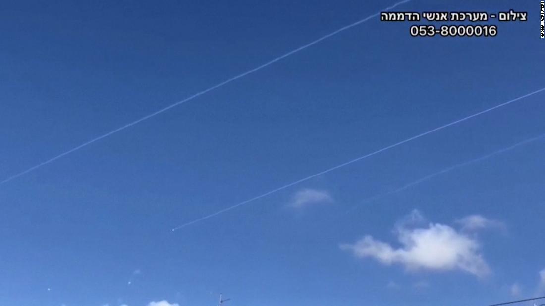 ロケット弾の航跡が空に残る/Hadmama/Reuters