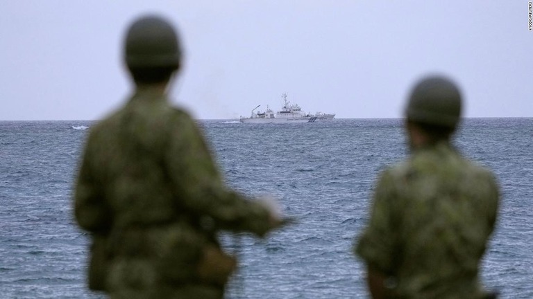 消息を絶ったヘリの捜索を行う海上保安庁の船舶/Kyodo/Reuters