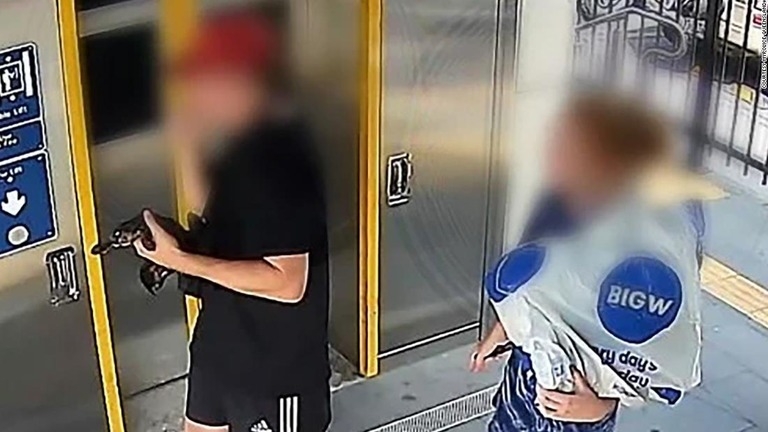 警察が公開した写真/Courtesy myPolice Queensland