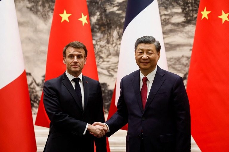 握手を交わすフランスのマクロン大統領（左）と中国の習近平国家主席/Gonzalo Fuentes/Reuters