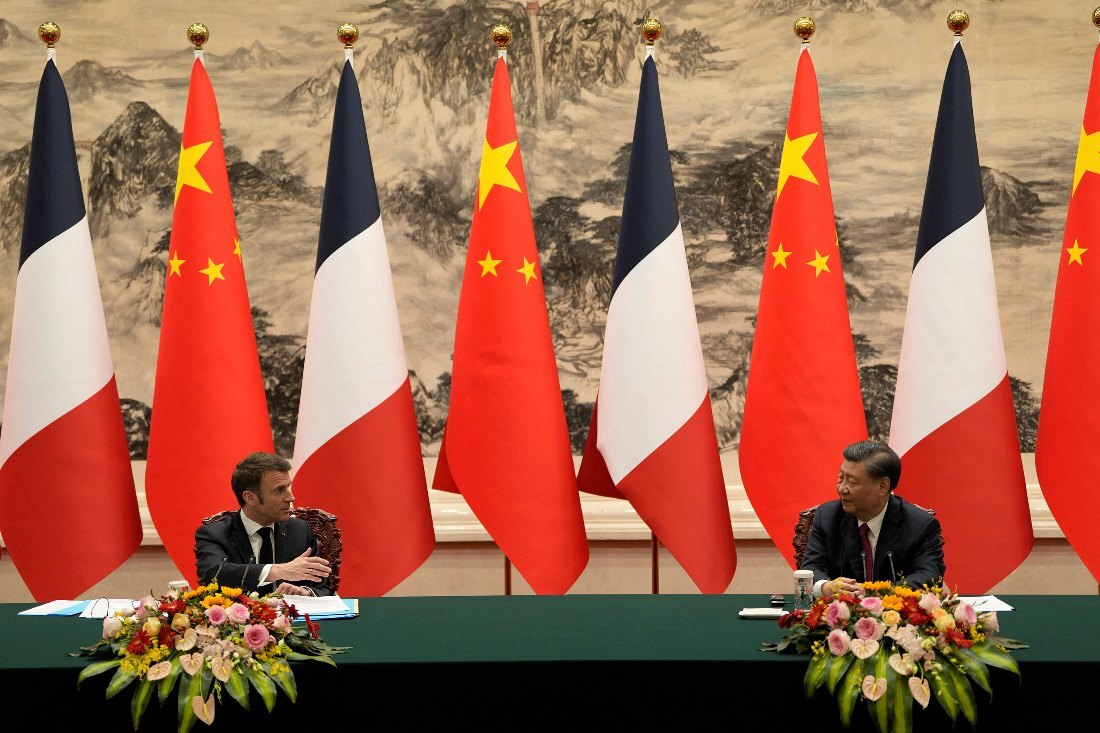北京の人民大会堂で共同記者会見を開く両首脳/Ng Han Guan/Pool via Reuters