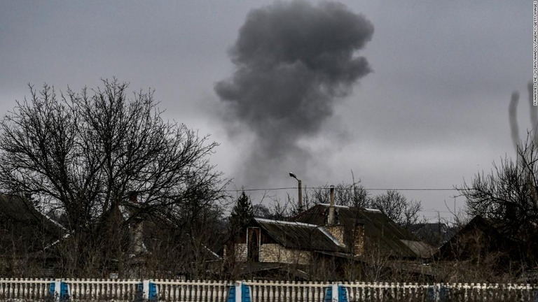 ウクライナ東部ドネツク州の前線付近から上がる煙＝３月２０日/Muhammed Enes Yldrm/Anadolu Agency/Getty Images