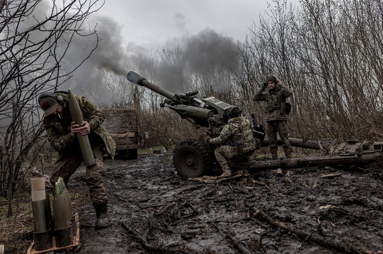 バフムート方面に大砲を撃つウクライナ軍兵士＝３日/Diego Herrera Carcedo/Anadolu Agency/Getty Images