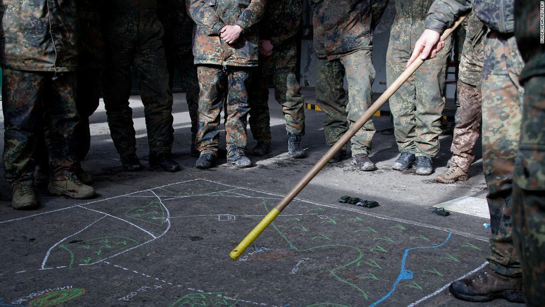 ３月、ドイツの訓練場で戦車「レオパルド２」の戦略上の動きを確認する兵士ら/Bundeswehr/Reuters