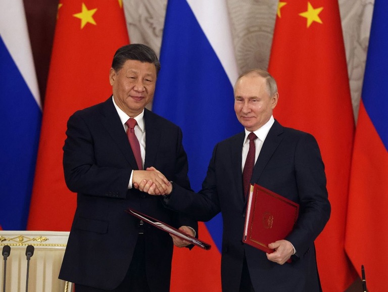 ロシアを訪問した中国の習近平国家主席がプーチン大統領と握手を交わす＝３月２１日、モスクワ/Getty Images