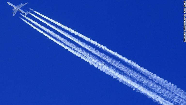 英ケンブリッジに拠点を置く企業「サテイビア」は、飛行機雲の形成を低減するソフトウェアと分析ツールを開発した/ALEXANDER KLEIN/AFP/AFP via Getty Images