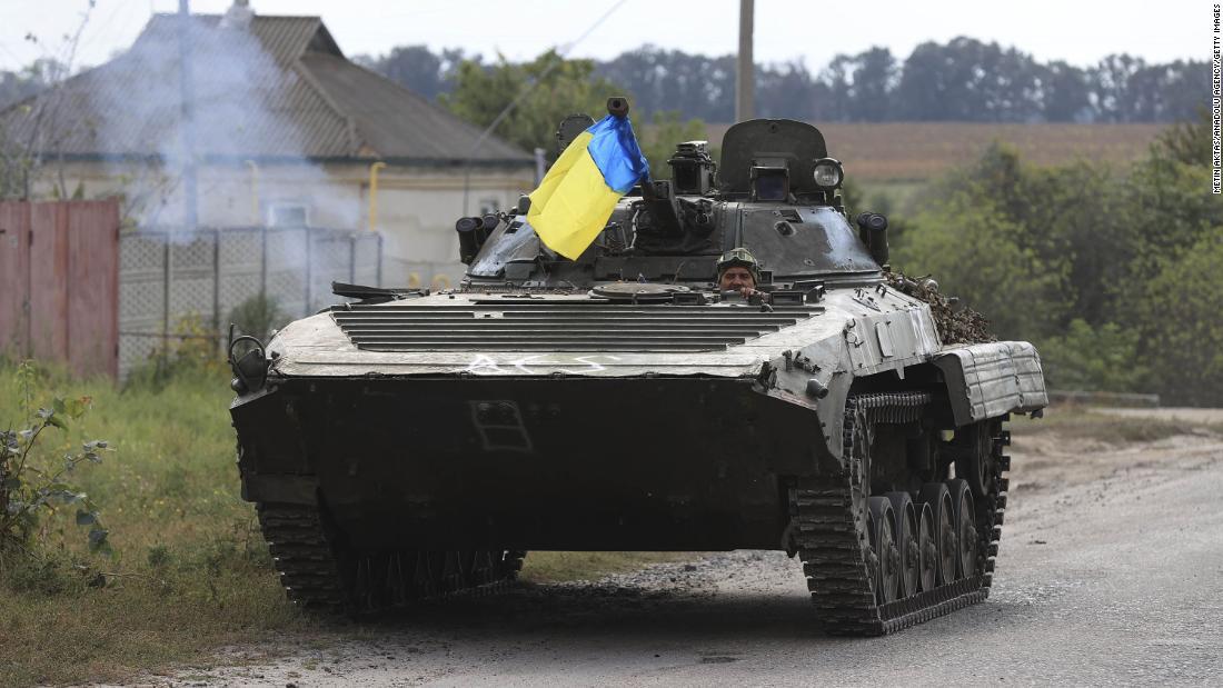 ハルキウ州北東部の前線に向かうウクライナ軍の戦車＝２２年９月撮影/Metin Aktas/Anadolu Agency/Getty Images