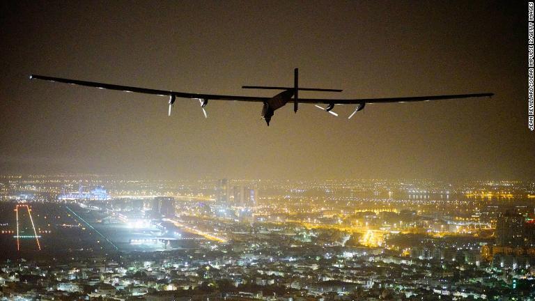 ソーラーインパルス２は２０１６年、燃料を全く使わずに地球を一周した/Jean Revillard/Solar Impulse 2/Getty Images