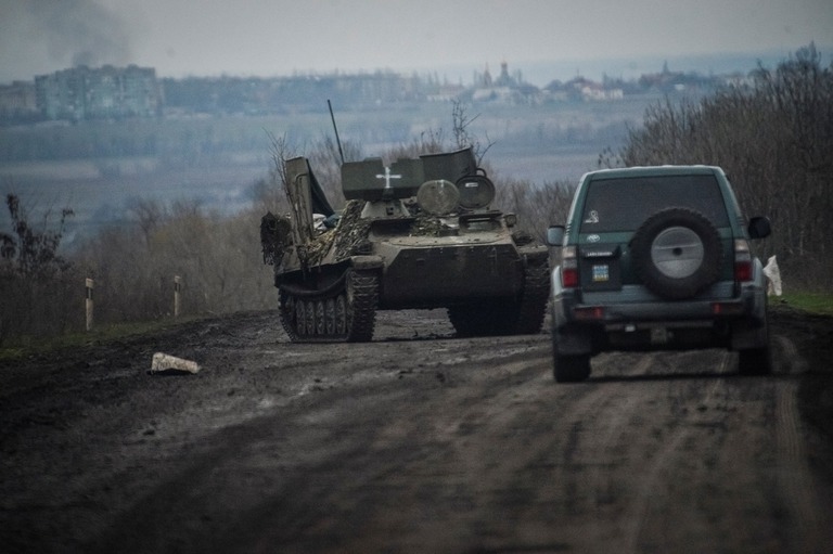 ウクライナ東部バフムート付近でウクライナ軍が使う車両＝６日/Oleksandr Klymenko/Reuters