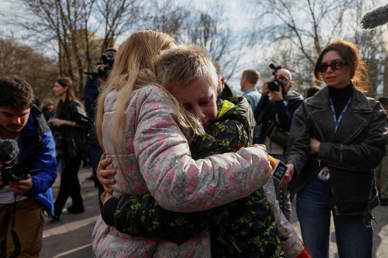 ロシアの支配地域に連れ去られていたウクライナの子どもたち３１人が帰国し、家族と再会を果たした/Valentyn Ogirenko/Reuters