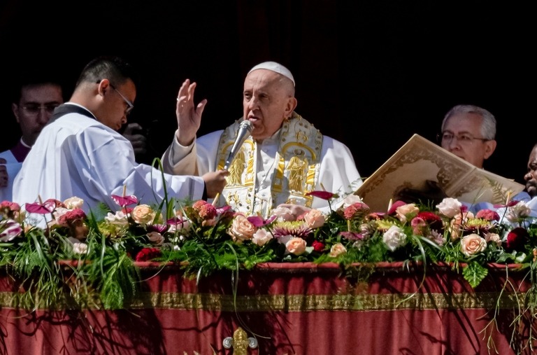 サンピエトロ広場で話すフランシス教皇/Alessandra Tarantino/AP