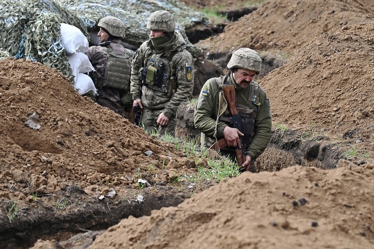 バフムート付近の塹壕にいるウクライナ軍兵士＝８日/Genya Savilov/AFP/Getty Images