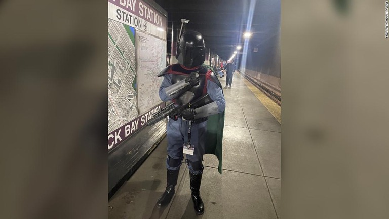 通報を受けて警官が出動したところ、人気ドラマの登場人物「ボバ・フェット」の仮装をした人物だったことがわかった/From MBTA Transit Police