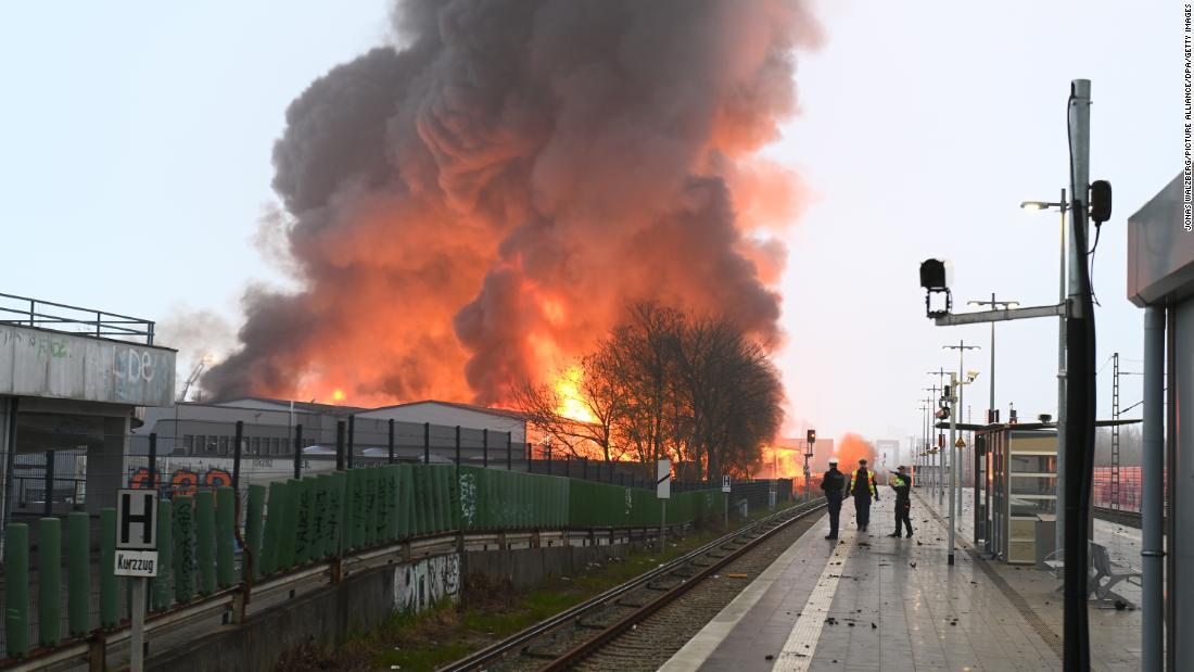 倉庫で大規模火災、有毒ガス発生の警告　独ハンブルク