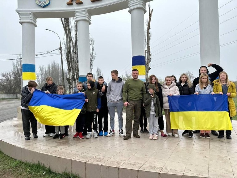 ヘルソン州の子どもたちがロシアの拘束から離れ帰還した/Oleksandr Prokudin/Telegram