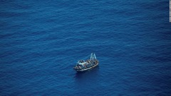 移民４００人を乗せた船が立ち往生、救助作業続く　地中海