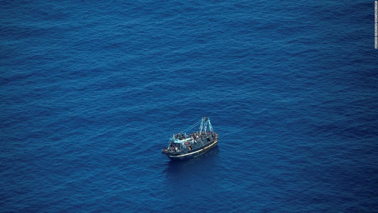 地中海で立ち往生した移民船の救助活動が行われている/Giacomo Zorzi/Sea-Watch/Reuters