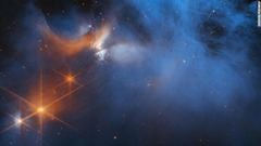 ６３０光年かなたにある「カメレオンＩ」の暗黒星雲を通して鈍く輝く星々