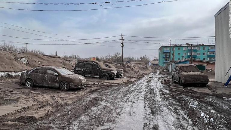 シベルチ火山の噴火で火山灰を浴びた車両を捉えた現地の画像/Head of the Ust-Kamchatsky munic/Reuters