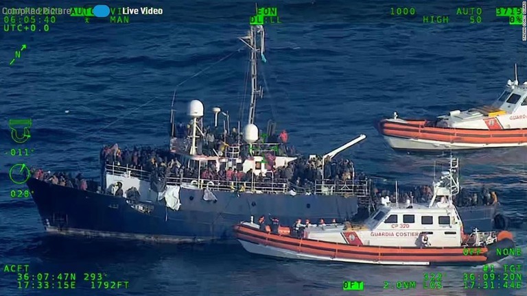 船に乗った移民らの救出活動が続いている/Italian Coast Guard