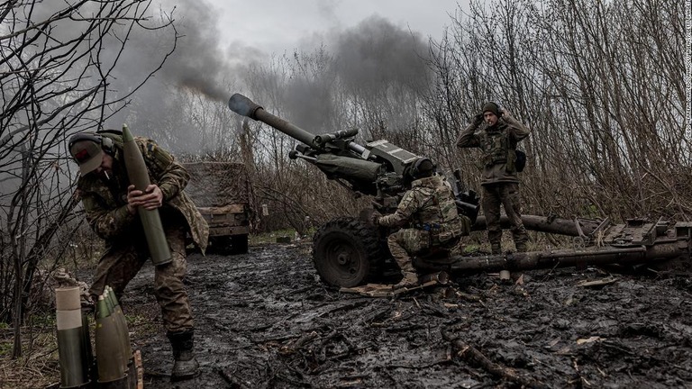 バフムート方面へ砲撃を行うウクライナ軍兵士＝４月３日/Diego Herrera Carcedo/Anadolu Agency/Getty Images