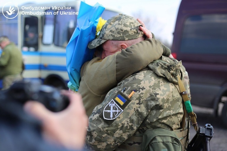 ロシアとの捕虜交換によりウクライナ軍の兵士１００人が帰国したという/Ombudsman of Ukraine