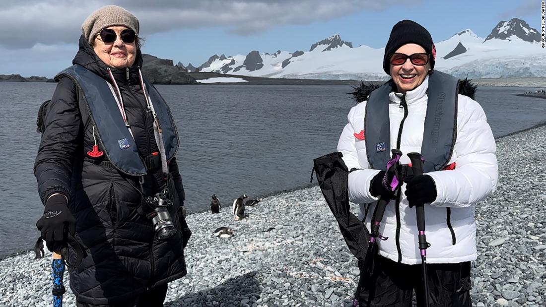ハンビーさん（左）とヘイズリップさんがはじめに訪れたのは南極だった/@aroundtheworldat80