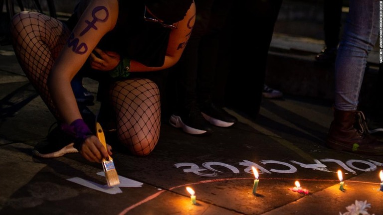 １１月２５日の「女性に対する暴力撤廃の国際デー」の集まり活動する人々＝コロンビア・ボゴタ/Vannessa Jimenez G/NurPhoto/Getty Images
